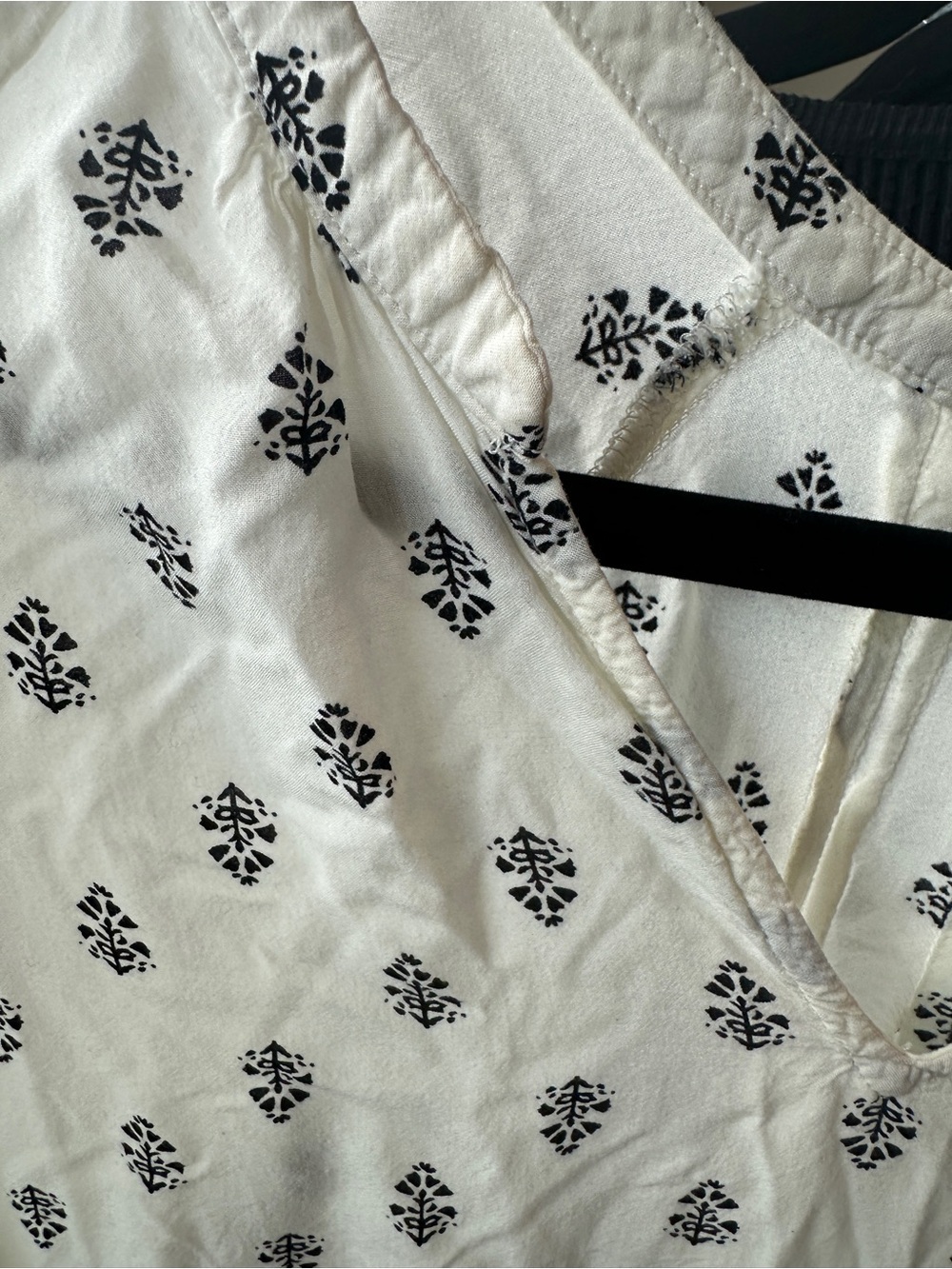 Old Navy Cream Short-Sleeve V-Neck‎ Print Blouse - Picture 3 of 7